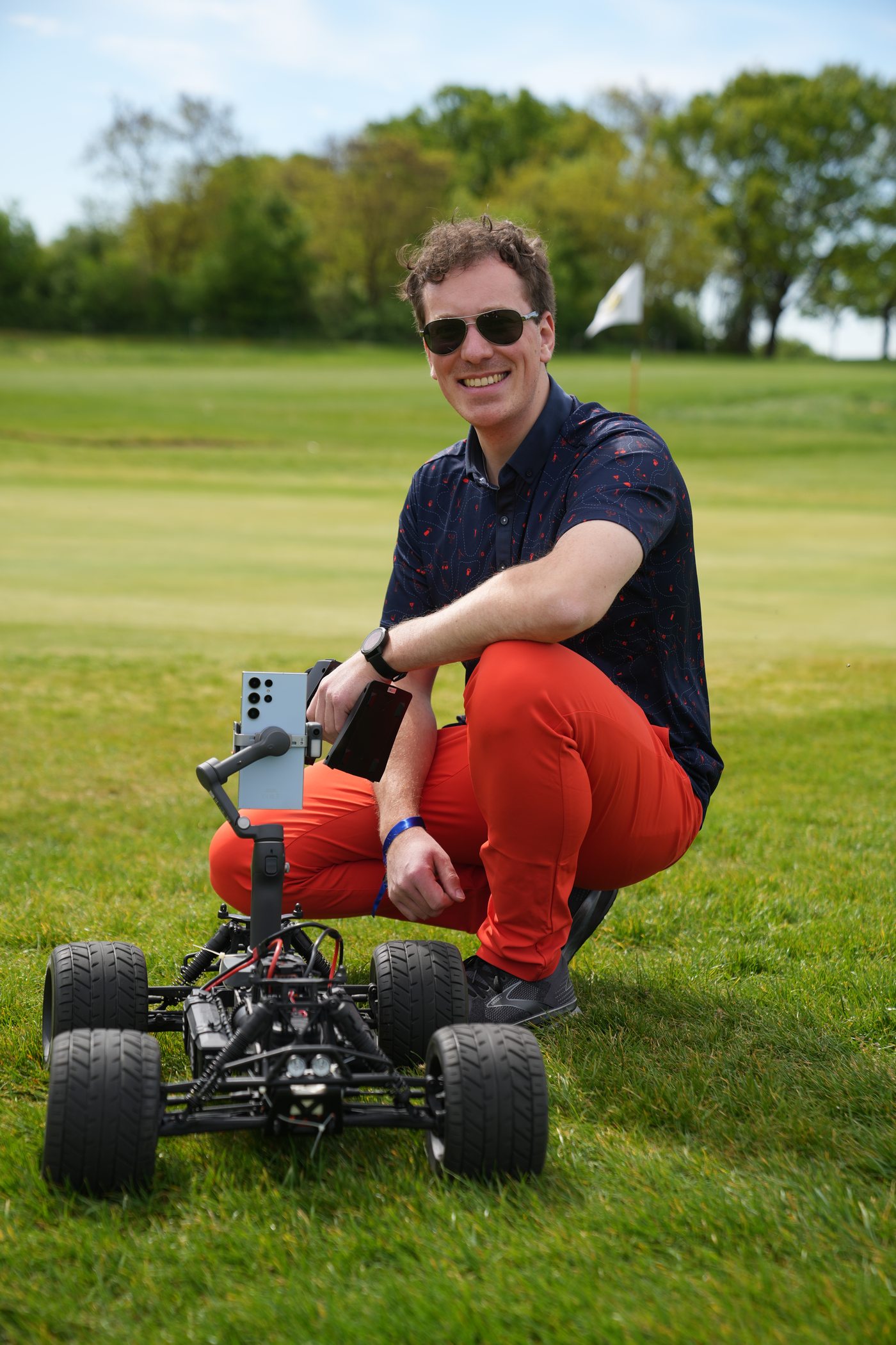 Timo Schmidt mit RC-Kamerafahrzeug auf dem Golfplatz